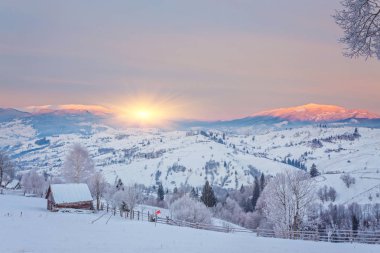 Dağlardaki güzel kış manzarası.
