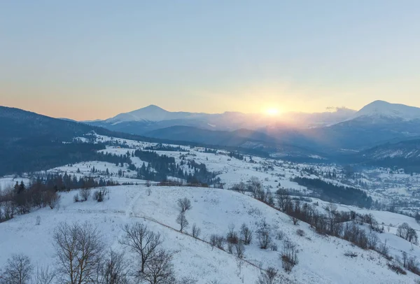 Красивый зимний пейзаж в горах. — стоковое фото