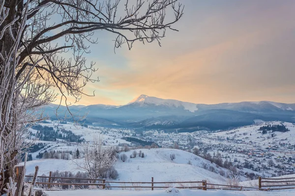 Majestátní západ slunce v zimních horách — Stock fotografie