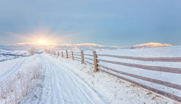 Prachtig winterlandschap in de bergen. — Stockfoto