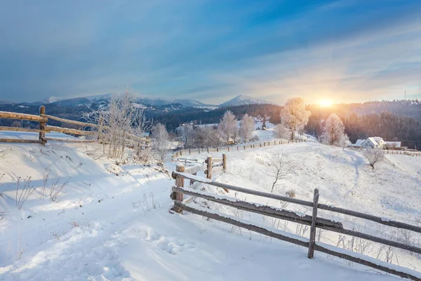 Téli ország táj a fa kerítés és a havas út — Stock Fotó