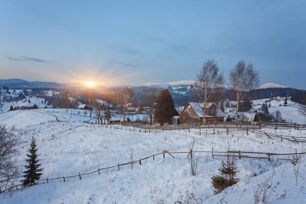 Krásná zimní krajina v horách. — Stock fotografie