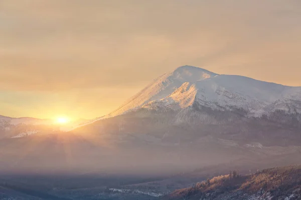 山の中の美しい冬の風景. — ストック写真