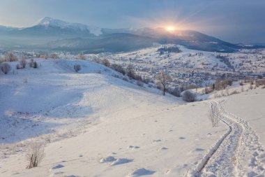 Kış manzarası. karla kaplı yol