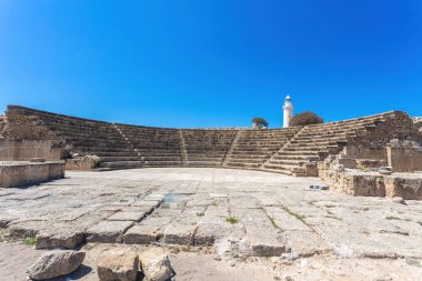 Odeon amfitiyatro ve deniz feneri. Paphos, Kıbrıs