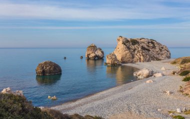 Deniz manzarası ile Petra tou Romiou Pafos, Kıbrıs için.