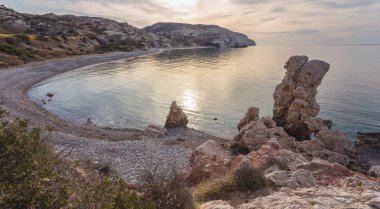 Aphrodite Beach güneşli bir günde. Kıbrıs.
