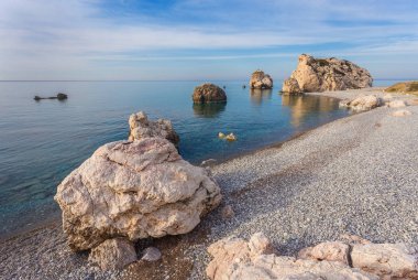 Deniz manzarası ile Petra tou Romiou Pafos, Kıbrıs için.
