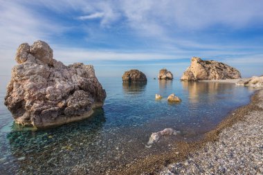 Deniz manzarası ile Petra tou Romiou Pafos, Kıbrıs için.