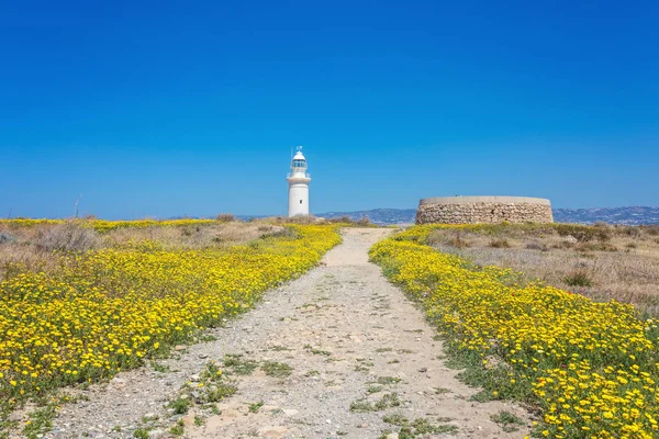 Старый маяк в Пафосе, Кипр — стоковое фото