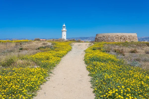 Старый маяк в Пафосе, Кипр — стоковое фото