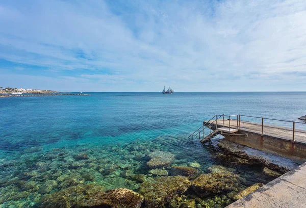 Vista del terraplén en el puerto de Paphos, Chipre — Foto de Stock