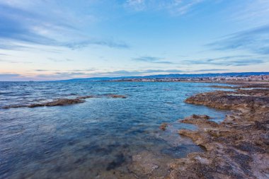 Şehrin alıntıları Pafos'deki deniz üzerinde göster.