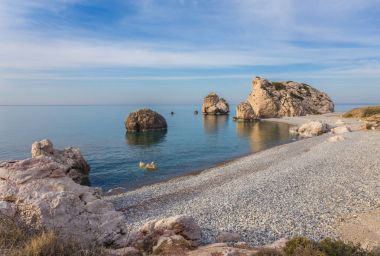 Deniz manzarası ile Petra tou Romiou Pafos, Kıbrıs için.
