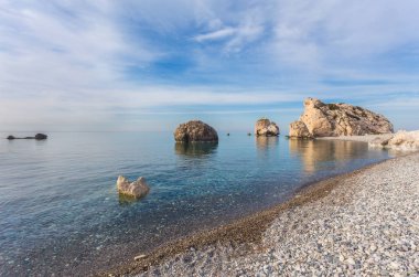 Deniz manzarası ile Petra tou Romiou Pafos, Kıbrıs için.