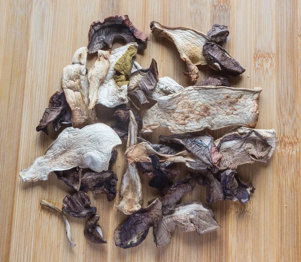 Cogumelos porcini secos em uma mesa de madeira. Fundo alimentar . — Fotografia de Stock