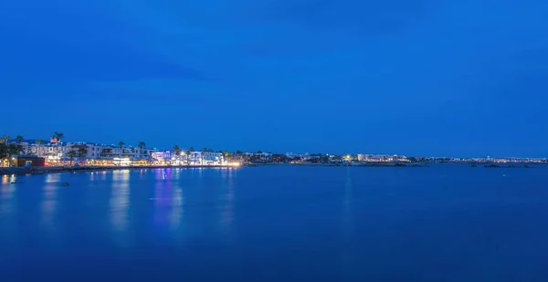 Blick über die Strandpromenade der Stadt Paphos in Cyrpus. — Stockfoto