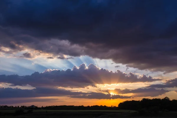 Dramatisk himmel med moln i solnedgången — Stockfoto