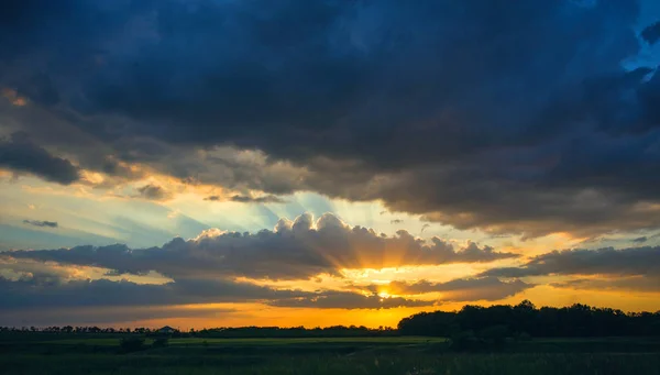 Cielo drammatico con nuvola al tramonto — Foto Stock