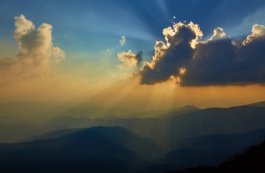 Dağlarda muhteşem bir gün batımı..