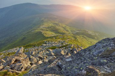 Dağlarda muhteşem bir gün batımı..