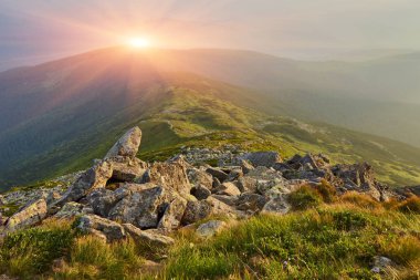 Şafak güneş ile dağlarda yaz peyzaj