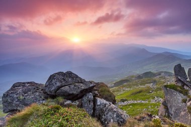 Dağlarda muhteşem bir gün batımı..