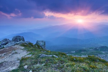 Dağlarda muhteşem bir gün batımı..