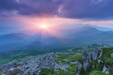 Dağlarda muhteşem bir gün batımı..