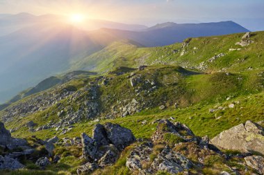 Dağlar gündoğumu sırasında alanında.