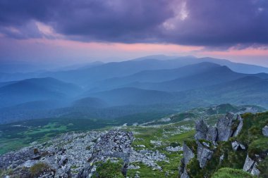 Şafak güneş ile dağlarda yaz peyzaj