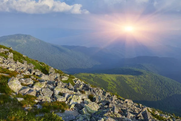 Majestuoso atardecer en el paisaje de las montañas. —  Fotos de Stock