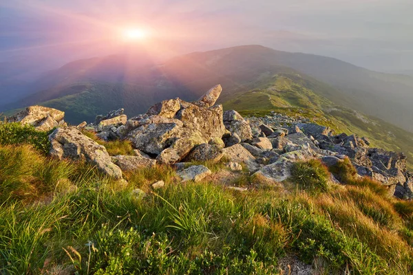 Dağlarda muhteşem bir gün batımı..
