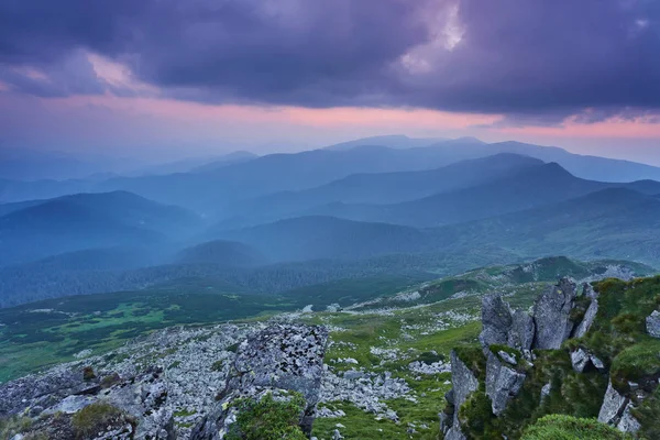 Şafak güneş ile dağlarda yaz peyzaj