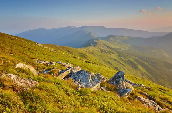 Dağlar gündoğumu sırasında alanında.