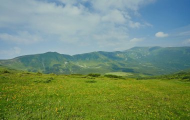 Dağlar gündoğumu sırasında alanında.