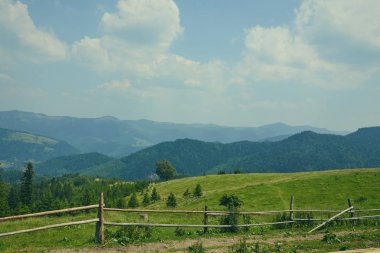 Dağlar gündoğumu sırasında alanında.