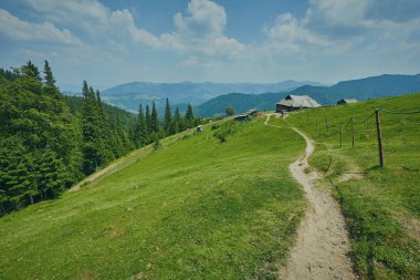 Dağlar gündoğumu sırasında alanında.