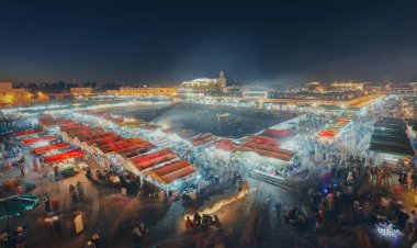 görünümünü Djemaa el Fna Meydanı ve Marakeş'ın Medine Mahallesi pazar yeri