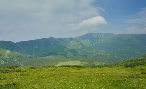 Dağlar gündoğumu sırasında alanında.