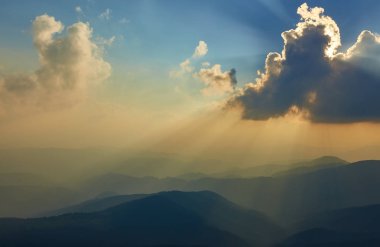 Şafak güneş ile dağlarda yaz peyzaj