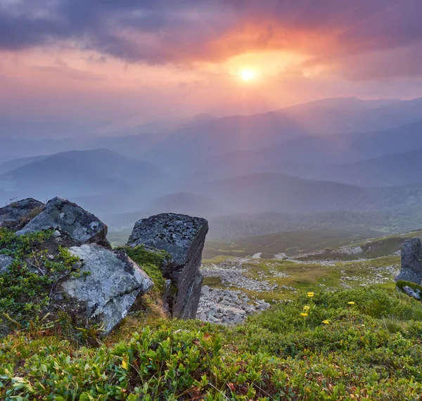 Dağlarda muhteşem bir gün batımı..