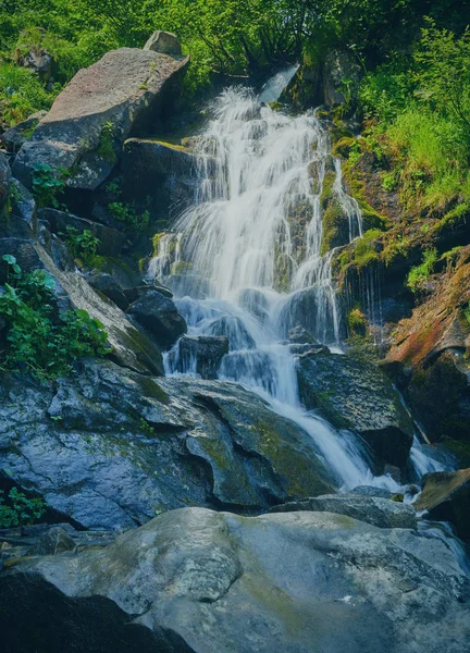 Bonito hermoso arroyo de montaña — Foto de Stock