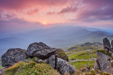 Dağlarda muhteşem bir gün batımı..
