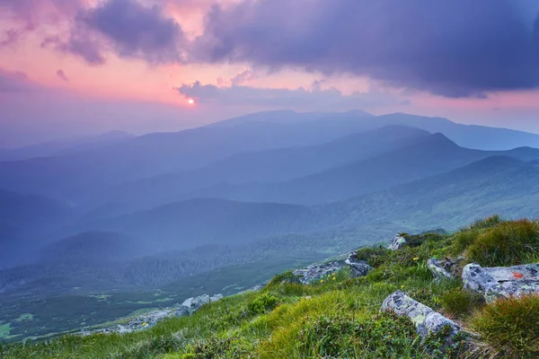 Dağlarda muhteşem bir gün batımı..