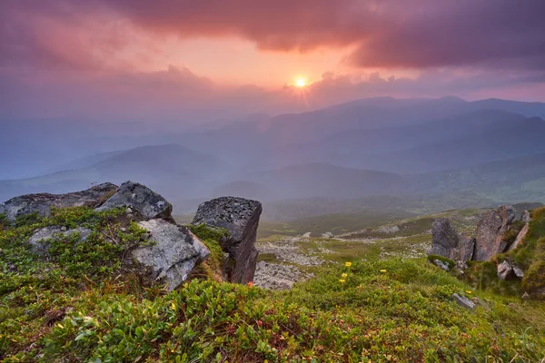 Dağlarda muhteşem bir gün batımı..