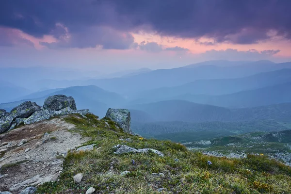 Şafak güneş ile dağlarda yaz peyzaj