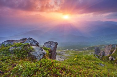 Dağlarda muhteşem bir gün batımı..