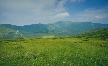 Dağlar gündoğumu sırasında alanında.