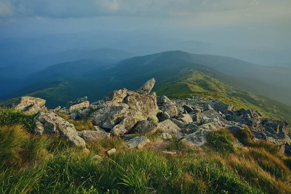 Şafak güneş ile dağlarda yaz peyzaj